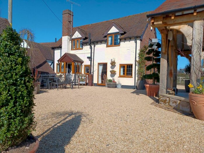 2 Bedroom Detached House For Sale In Stoke Pound Lane, Bromsgrove, B60