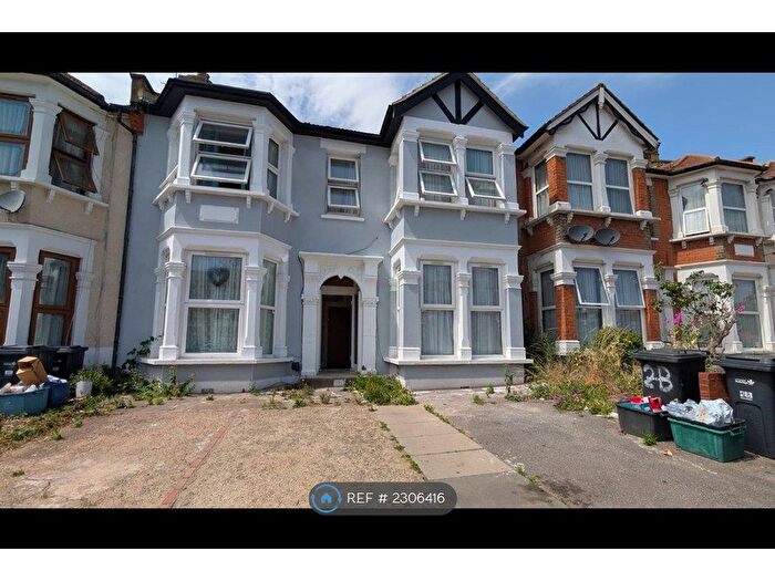 2 Bedroom Flat To Rent In De Vere Gardens, Ilford, IG1
