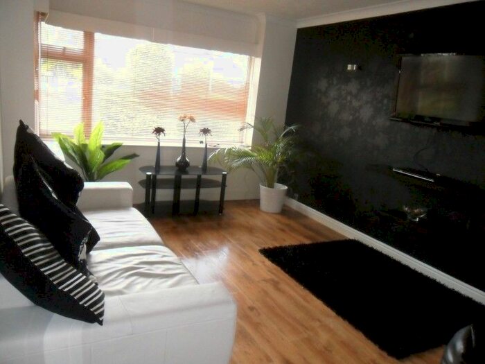 1 Bedroom Flat To Rent In Queens Court, Moortown, Leeds, LS17