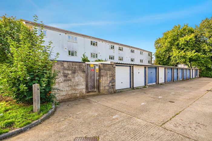 2 Bedroom Flat For Sale In Leiden Road, Headington, Oxford, OX3