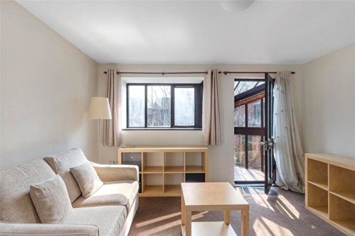 1 Bedroom Apartment To Rent In Spinney Gardens, London, SE19