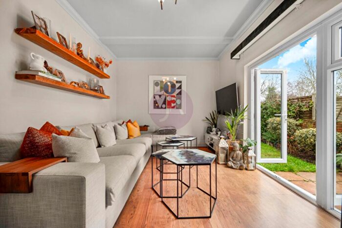 2 Bedroom Apartment For Sale In Long Lane, Finchley, London, N3