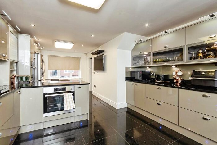 5 Bedroom Detached House For Sale In Bailey Drive, Nottingham, NG3