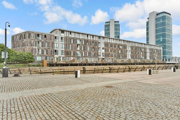 2 Bedroom Flat For Sale In Dock Head Road, Chatham, Kent, ME4