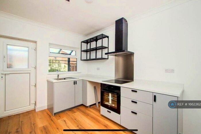 3 Bedroom End Of Terrace House To Rent In Alma Street West, Chesterfield, S40