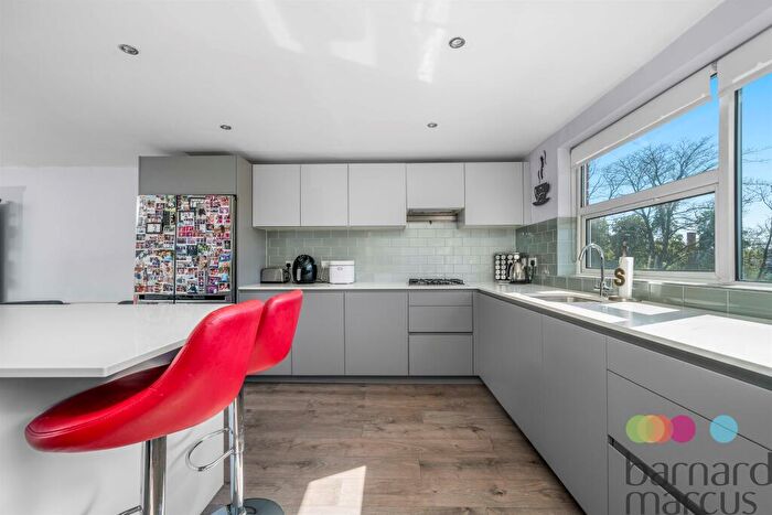 3 Bedroom Town House For Sale In Linksway, London, NW4