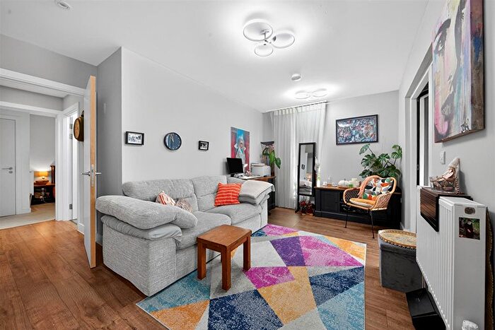 3 Bedroom Flat For Sale In Edgware Road, London, NW9
