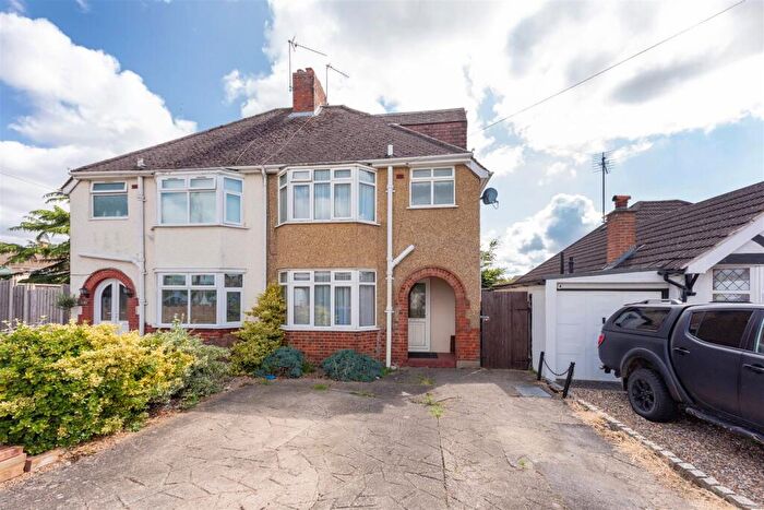 4 Bedroom Semi-Detached House For Sale In Cookham Road, Maidenhead, SL6