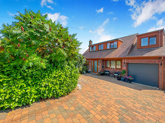 4 Bedroom Detached House For Sale In Holmsley Lane, Woodlesford, Leeds, LS26