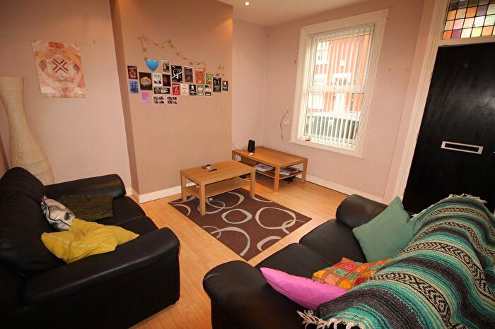 4 Bedroom Semi-Detached House To Rent In Welton Place, Leeds, LS6