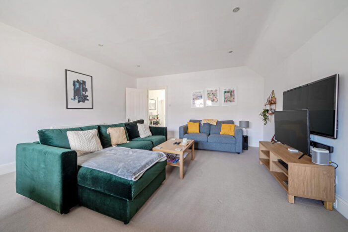 3 Bedroom Flat For Sale In Downleaze, Bristol, BS9