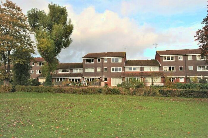 1 Bedroom Apartment To Rent In Crendon Court, Caversham, RG4
