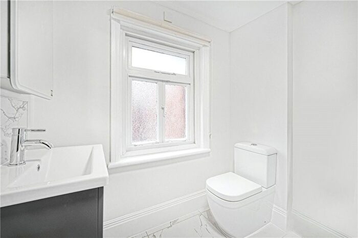 3 Bedroom Flat To Rent In Holland Park Road, Holland Park, London, W14