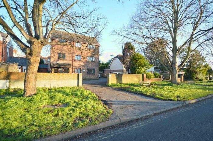 2 Bedroom Flat To Rent In Staunton Avenue, Hayling Island, PO11