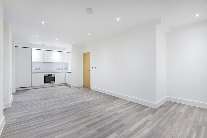 3 Bedroom Flat To Rent In Thames Road, London, E16