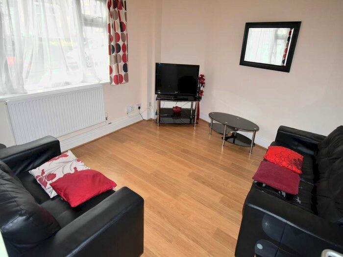 4 Bedroom Property To Rent In Rhyddings Park Road, Brynmill, Swansea, SA2