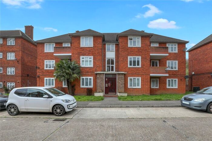 3 Bedroom Flat To Rent In Rivenhall Gardens, London, E18