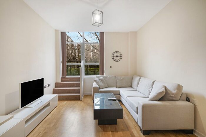 1 Bedroom Flat To Rent In Great West Road, Brentford, TW8