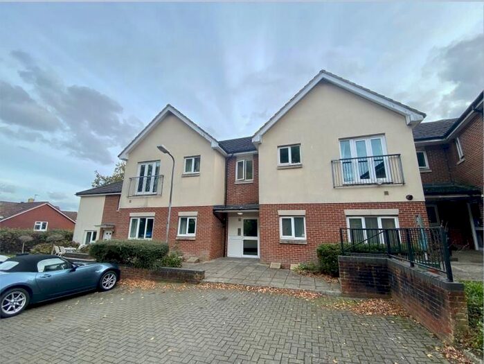 2 Bedroom Flat To Rent In School Close, Chesham, HP5