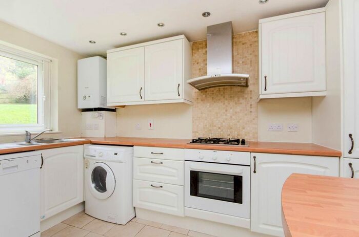 2 Bedroom Flat To Rent In Queensmere Road, Wimbledon, London SW19