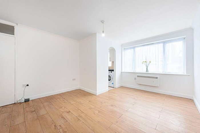 1 Bedroom Flat For Sale In Gainsborough Road, Woodside Park, London, N12