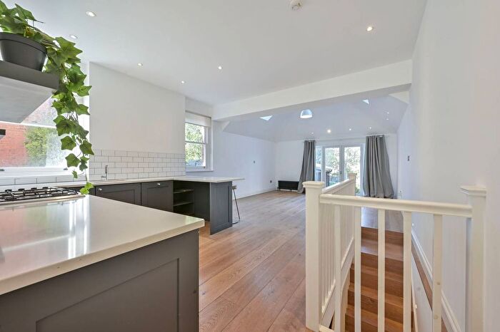 3 Bedroom Flat To Rent In West Hill, West Hill, London, SW15