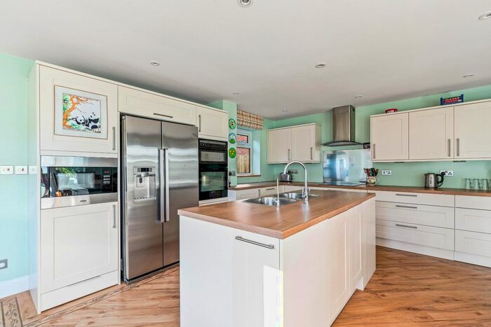 4 Bedroom Detached Bungalow For Sale In Bromley Green Road, Ashford, TN26 - Photo 5