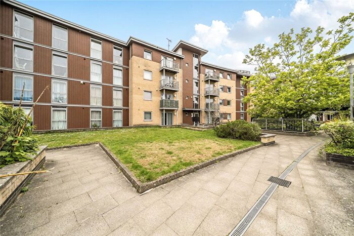 2 Bedroom Flat For Sale In Kelvin Gate, Bracknell, RG12