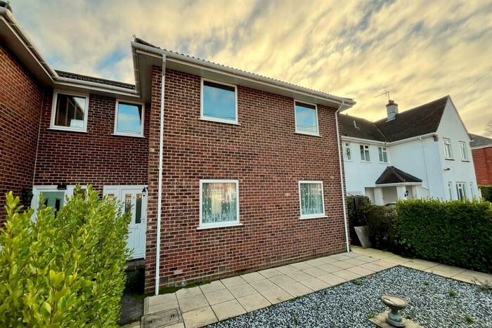 2 Bedroom Flat To Rent In Broadstone, BH18