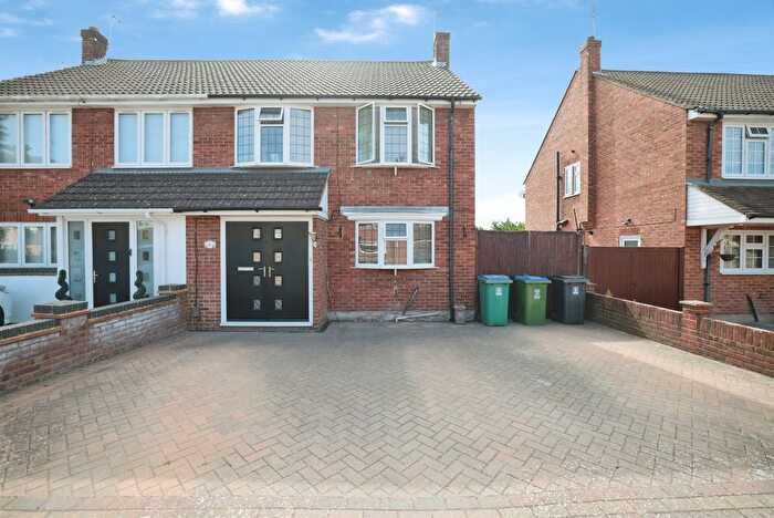 3 Bedroom Semi-Detached House For Sale In Biddenham Turn, Watford, WD25