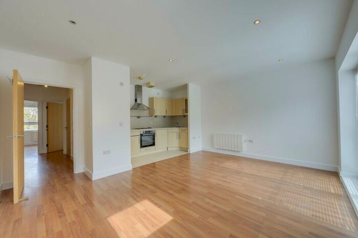 2 Bedroom Flat To Rent In Desvignes Drive, Hither Green, London, SE13