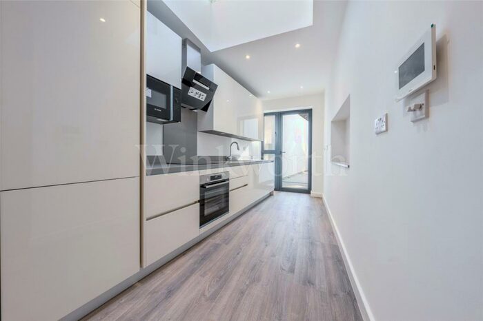 2 Bedroom Apartment To Rent In Hoop Lane, London, NW11