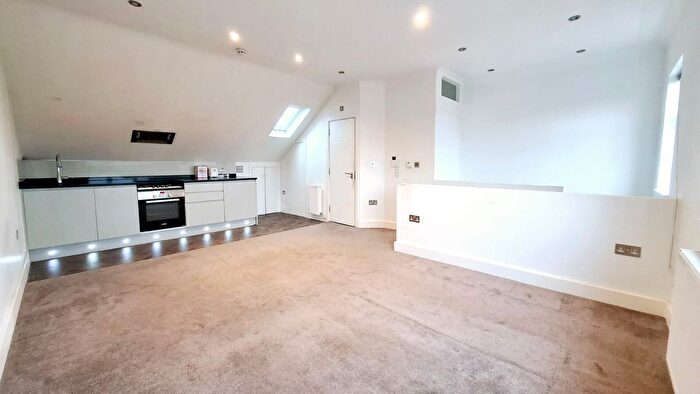 Studio To Rent In Park Road, London, NW4