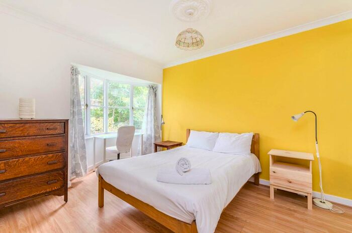 2 Bedroom Flat To Rent In Halley Gardens, Blackheath, London, SE13