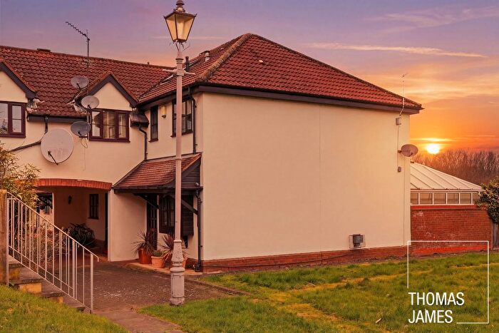 2 Bedroom End Of Terrace House For Sale In Firs Wood Close, Hertfordshire, EN6