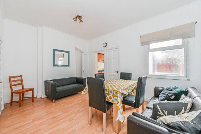 3 Bedroom Flat To Rent In Kenlor Road, Tooting Broadway, London, SW17