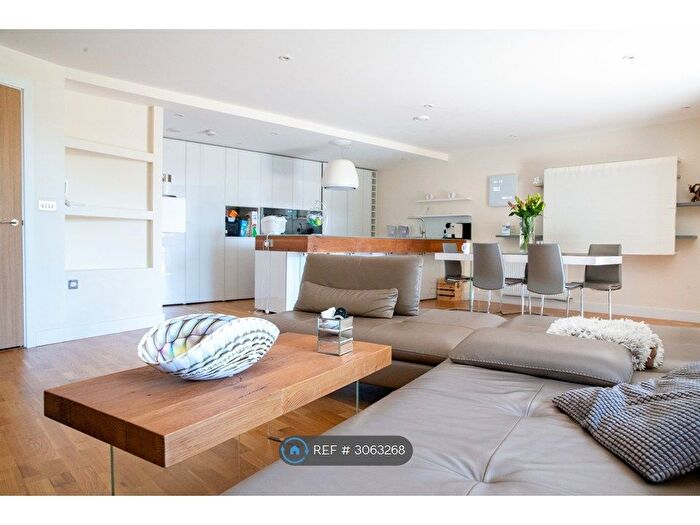 3 Bedroom Flat To Rent In Arc House, London, SE1