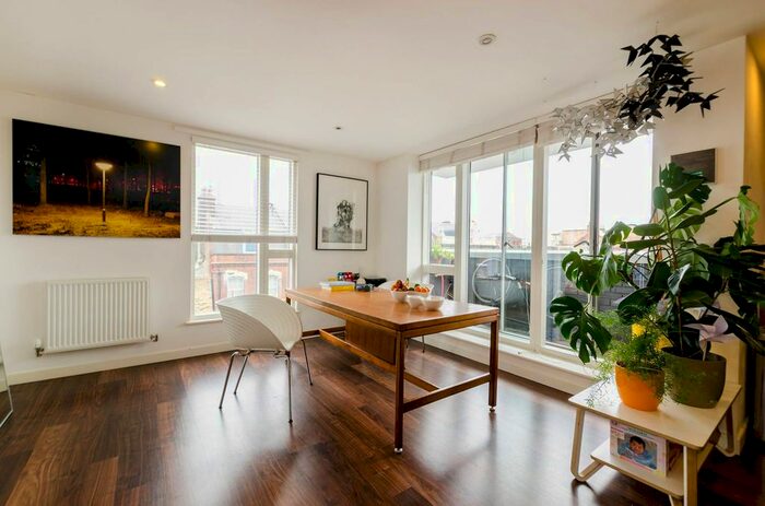 2 Bedroom Flat To Rent In Cambridge Crescent, Bethnal Green, London, E2