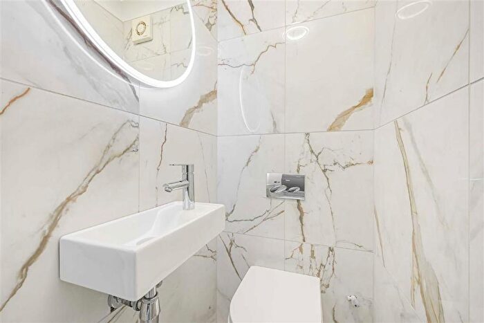 2 Bedroom Flat To Rent In Courtfield Road, South Kensington, SW7