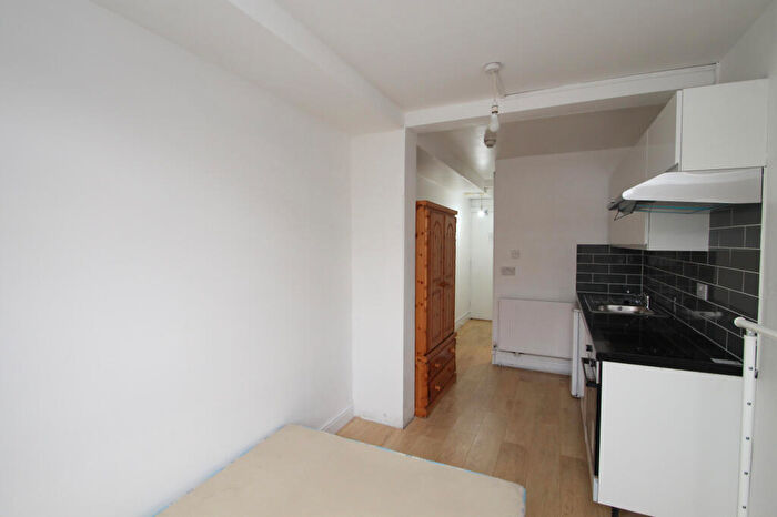 Studio To Rent In Kember Street, Islington, N1