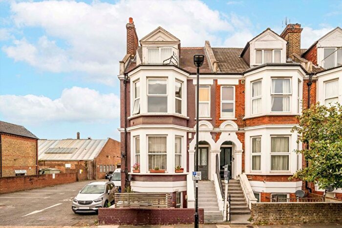 3 Bedroom Flat To Rent In Larden Road, London, W3