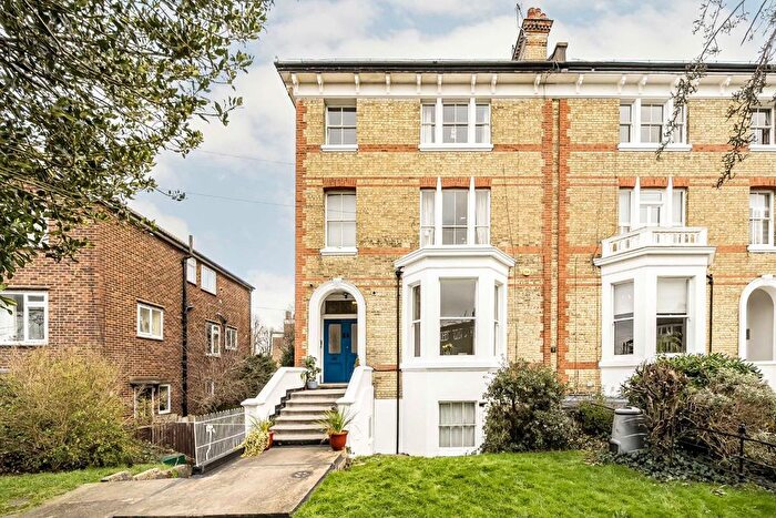 2 Bedroom Flat To Rent In The Barons, St Margarets, Twickenham, TW1