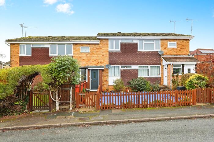 2 Bedroom Flat For Sale In Martins Close, Alton, Hampshire, GU34