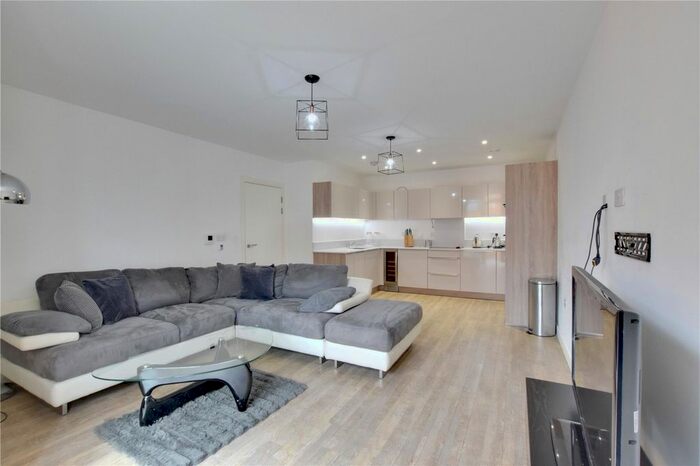 2 Bedroom Flat To Rent In Cable Walk, London, SE10