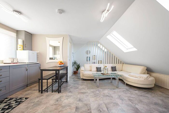 1 Bedroom Flat For Sale In Barford Close, Temple Fortune, London, NW4