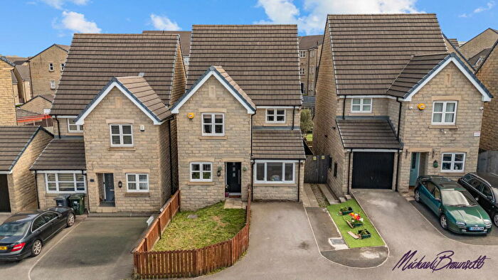 4 Bedroom Detached House For Sale In Whitehead Close, Laisterdyke, Bradford, BD4