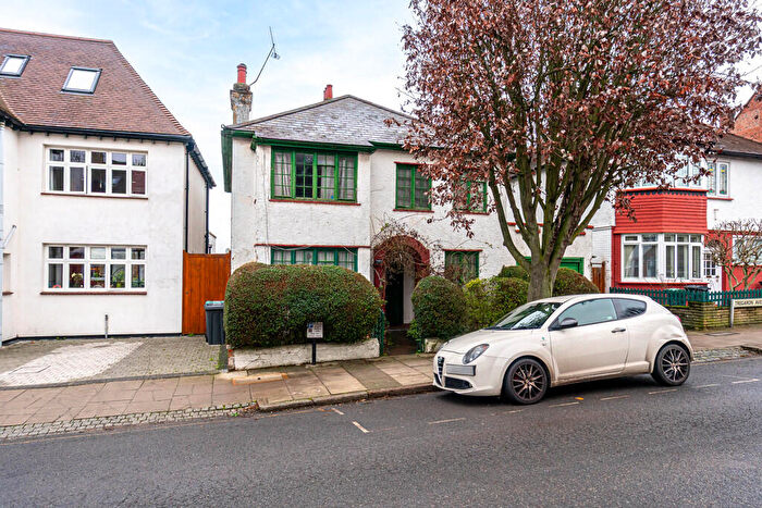 3 Bedroom Detached House For Sale In Tregaron Avenue, Crouch End, N8