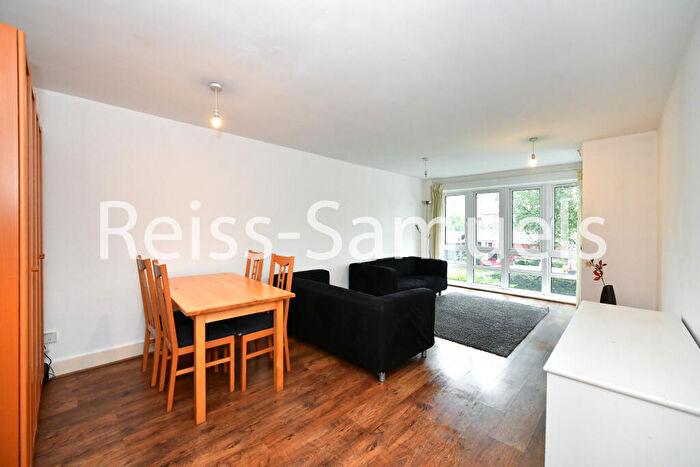 3 Bedroom Apartment To Rent In St Davids Square, Tower Hamlets, London, E14