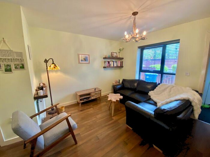 3 Bedroom Town House To Rent In Groves Avenue, Salford, M5