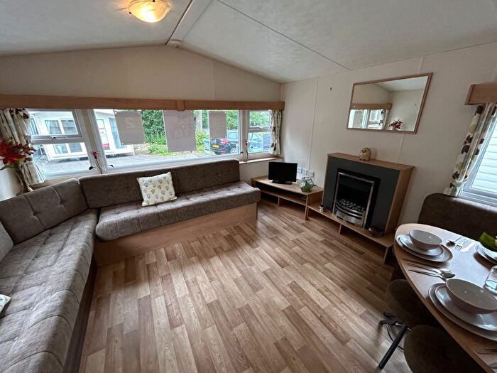 2 Bedroom Mobile/park Home For Sale In Ivyhouse Lane, Hastings, TN35